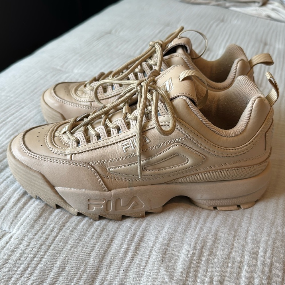Used Womens Size 8 Fila Sneakers